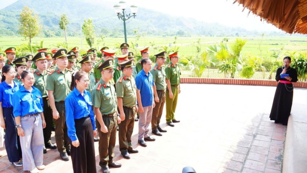 Đoàn Thanh niên Công an tỉnh về nguồn, sinh hoạt chính trị tại xã La Bằng