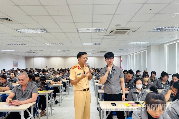 Đại biểu tham dự giao lưu câu hỏi kiến thức về An toàn giao thông.