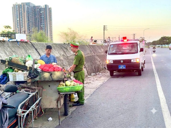 Công an phường Vạn Xuân tuần tra, xử lý vi phạm trật tự an toàn giao thông
