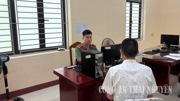 Công an xã Phượng Tiến xác minh, làm rõ 02 trường hợp xuất nhập cảnh trái phép.