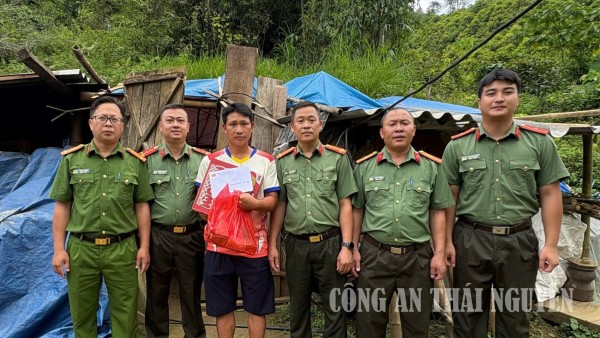 Đoàn công tác đã đến thăm, trao quà cho hộ gia đình thuộc diện được hỗ trợ xóa nhà tạm, nhà dột nát trên địa bàn