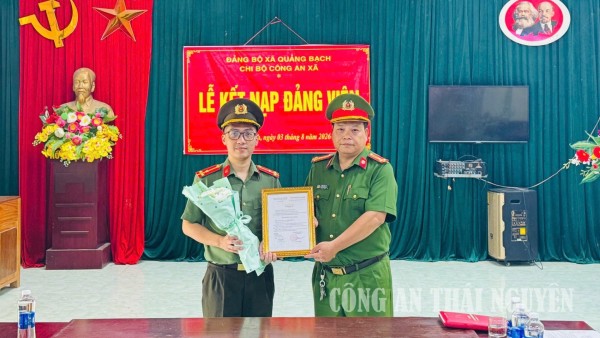 Chi bộ Công an xã Quảng Bạch kết nạp đảng viên mới.