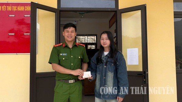 Công an xã Nam Cường xác minh và trao trả lại tài sản bị đánh rơi cho công dân.
