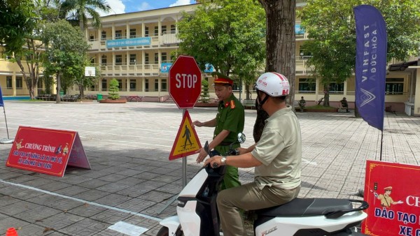 Công an phường Tích Lương hướng dẫn kỹ năng lái xe an toàn cho người dân
