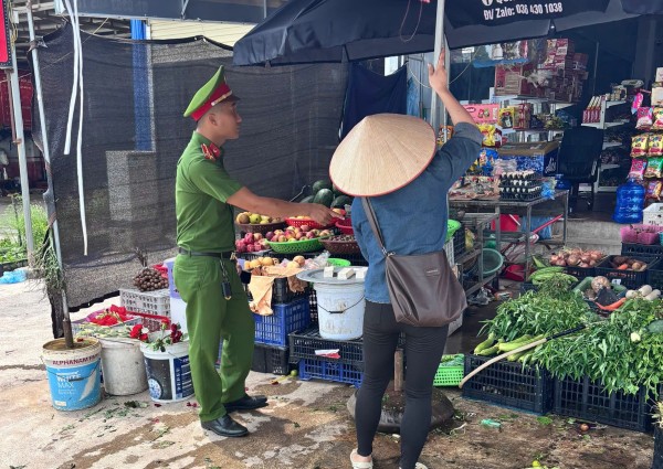 Công an xã Điềm Thụy phối hợp giải tỏa vi phạm hành lang an toàn giao thông