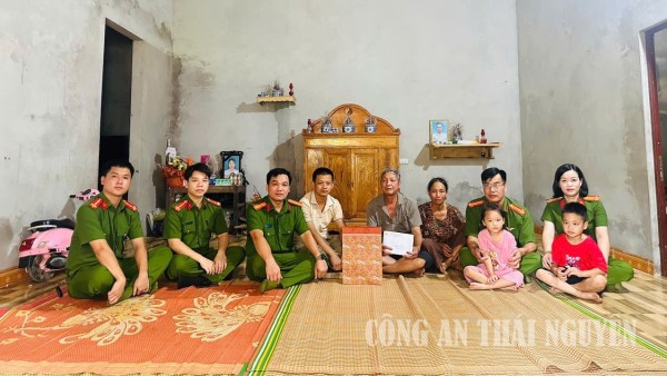 Trao hỗ trợ gia đình nạn nhân tai nạn giao thông có hoàn cảnh khó khăn