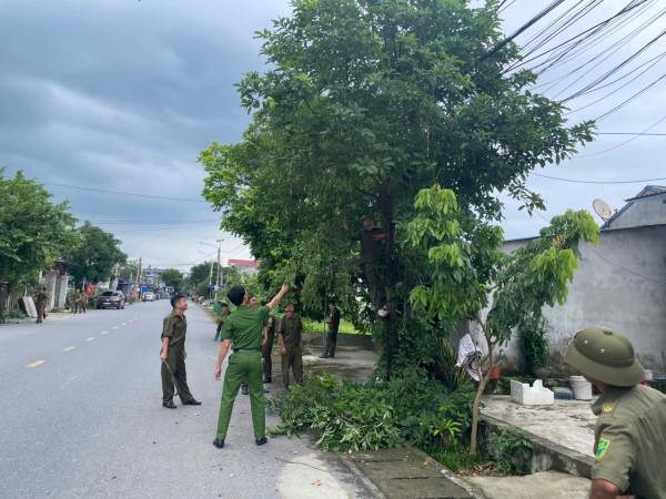 Công an xã Quân Chu giải tỏa hành lang giao thông