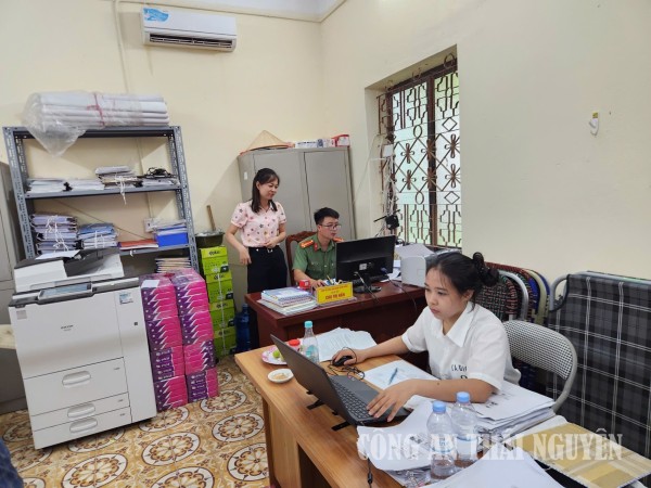 Ảnh 2 tân thành ktra bí mật NN