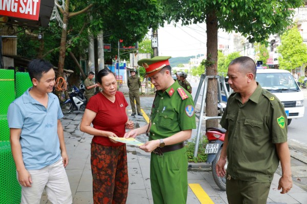 Công an xã Đại Phúc ra quân tuyên truyền, giải quyết điểm nghẽn về trật tự đô thị