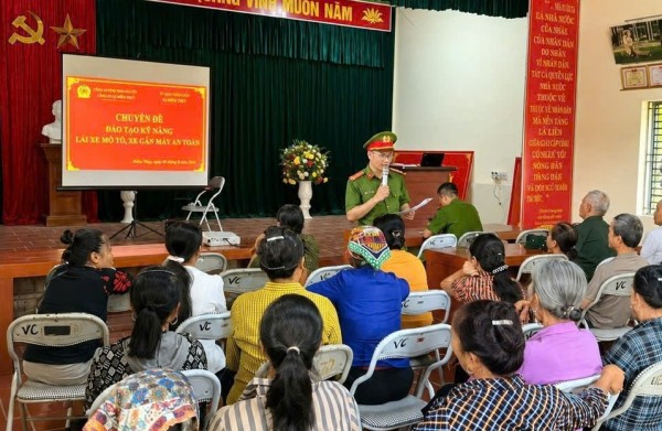 Công an xã Điềm Thụy tuyên truyền, hướng dẫn kỹ năng lái xe mô tô, xe gắn máy an toàn