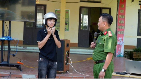 Công an xã Vĩnh Thông tuyên truyền, hướng dẫn kỹ năng lái xe mô tô, xe gắn máy an toàn