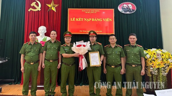 Chi bộ Công an xã Vĩnh Thông tổ chức kết nạp đảng viên mới