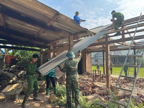 Công an xã Vĩnh Thông tích cực đồng hành cùng Nhân dân xóa nhà tạm, nhà dột nát