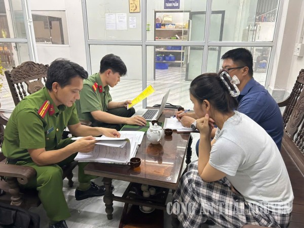 Công an phường làm việc với chủ cơ sở kinh doanh