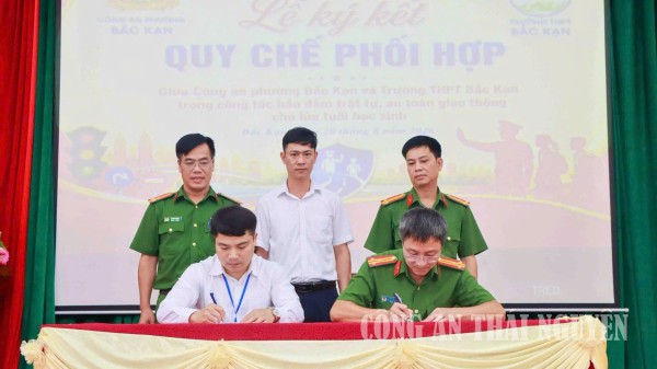 Công an phường ký kết quy chế phối hợp bảo đảm an toàn giao thông.