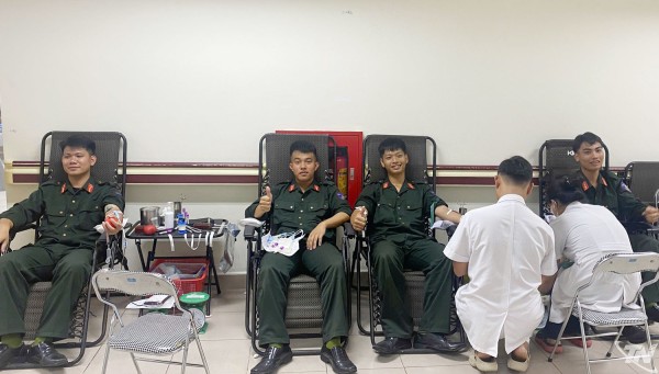 Cán bộ, chiến sĩ Phòng Cảnh sát cơ động hiến máu đột xuất, kịp thời cứu bệnh nhân nguy kịch