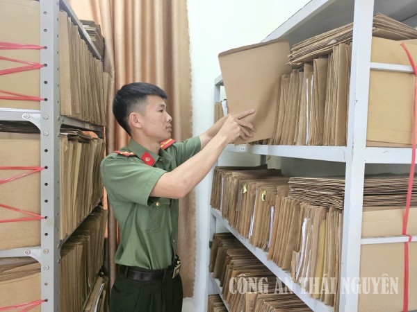 Cán bộ Công an xã sắp xếp lại hồ sơ phục vụ công tác số hoá Đức Lương