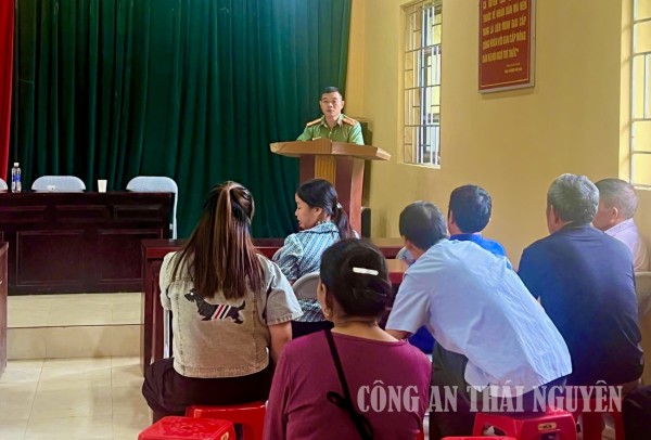 Công an xã Cường Lợi tuyên truyền, phổ biến pháp luật đến Nhân dân.