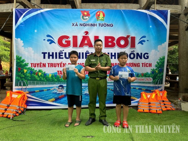 Đồng chí Bí thư Chi đoàn CAX trao phần thưởng cho vận động viên đạt giải