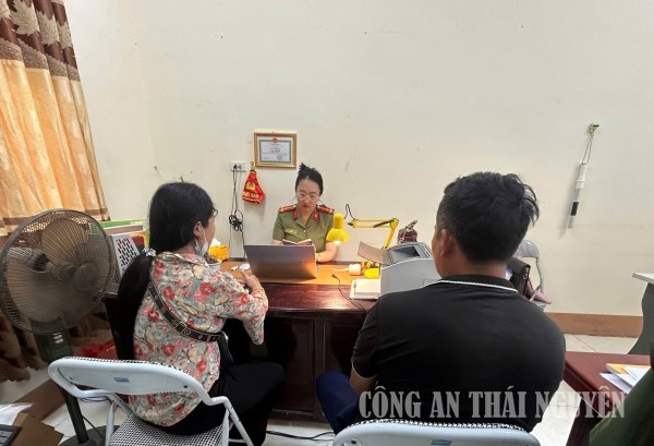 Đồng chí Hà   Tổ An ninh đang kiểm tra Visa, hộ chiếu của người dân Quang Sơn