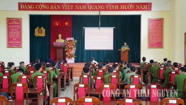 Khai giảng lớp bồi dưỡng tiếng dân tộc Dao cho cán bộ, chiến sĩ