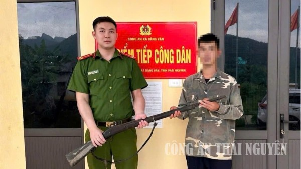 Công an xã Bằng Vân vận động người dân tự giác giao nộp vũ khí