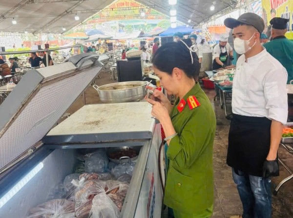 Công an phường Phan Đình Phùng kiểm tra, bảo đảm an toàn thực phẩm tại hội chợ OCOP