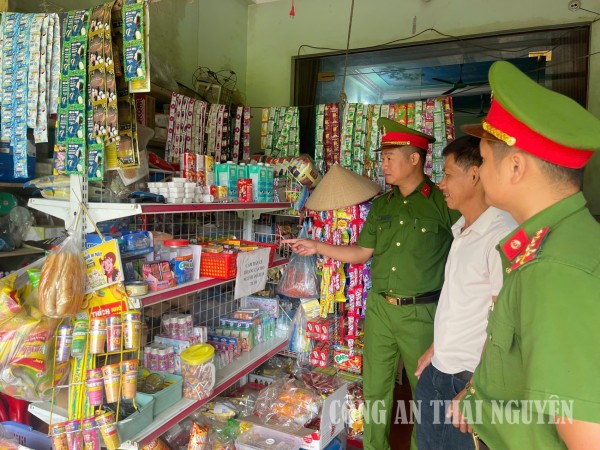 Công an xã kiểm tra các cở kinh doanh.
