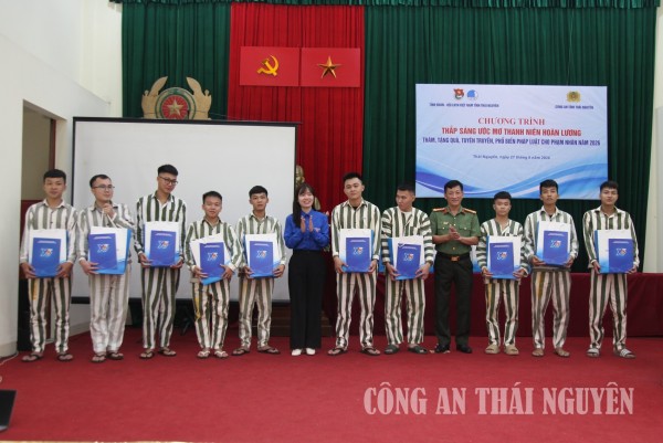 Tặng quà, tuyên truyền, phổ biến pháp luật cho phạm nhân là thanh niên