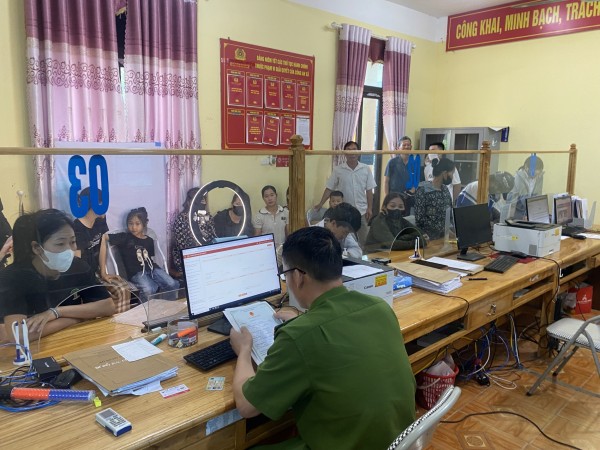 Công an xã Tân Thành làm sạch dữ liệu dân cư sau sáp nhập xóm