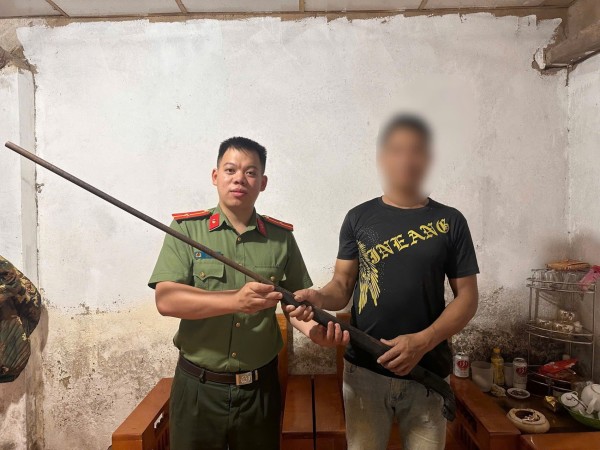 Công an xã Cường Lợi tuyên truyền, vận động giao nộp vũ khí, vật liệu nổ, công cụ hỗ trợ