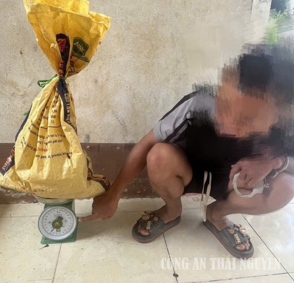 Đối tượng và tang vật tại Cơ quan Công an.