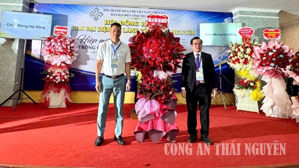 Lãnh đạo Phòng an ninh nội địa tặng hoa chúc mừng bầu Ban đại diện đạo Tin lành trên địa bàn tỉnh.