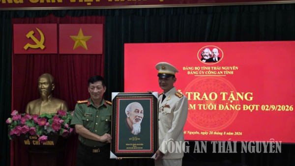 PA03 trao huy hiệu Đảng