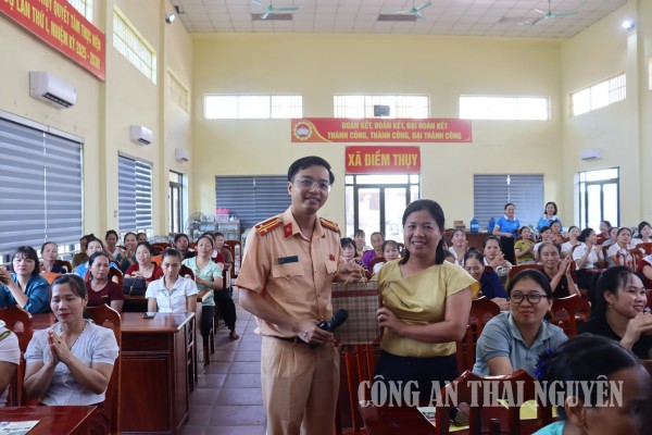 Lực lượng CSGT tặng quà cho các đại biểu tham gia giao lưu trả lời đúng đáp án câu hỏi về an toàn giao thông.