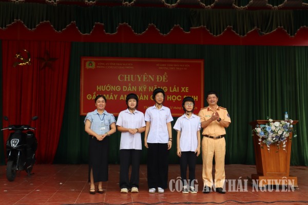 Ban tổ chức tặng quà cho các em học sinh tham gia trả lời câu hỏi về an toàn giao thông.