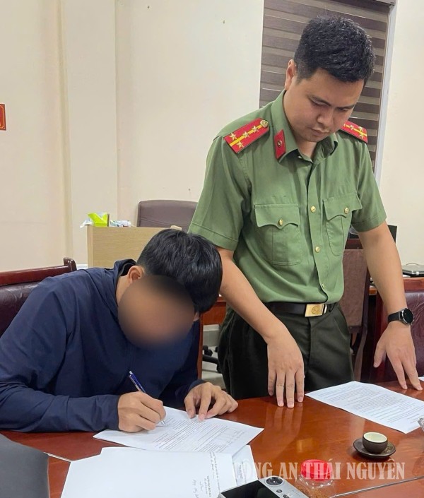 Cán bộ Công an phường làm việc với anh N.H.D