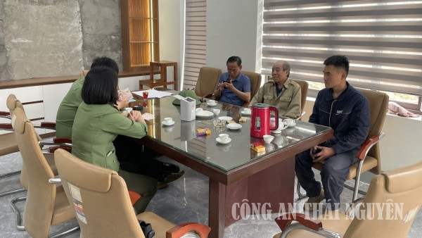 Công an xã Phong Quang kiểm tra cư trú với người nước ngoài.