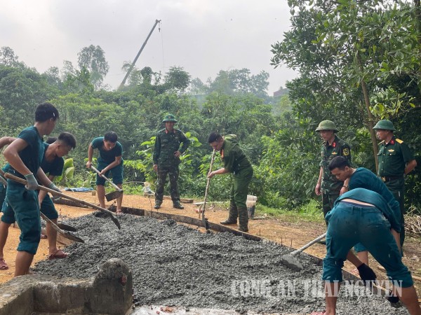 Công an phường Sông Công giúp người cao tuổi có hoàn cảnh khó đổ đường bê tông.