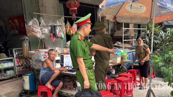 Công an xã đảm bảo trật tự đô thị, trật tự an toàn giao thông.