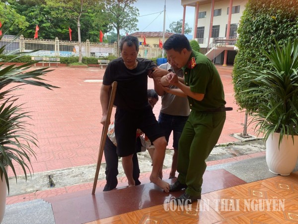 Công an xã phục vụ nhân dân đến thu nhận định danh điện tử mức 2.