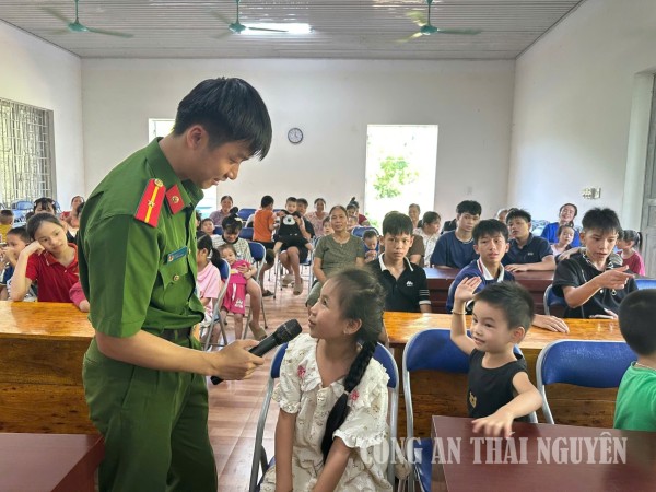 Các em thiếu nhi tích cực tương tác, trả lời câu hỏi và trao đổi cùng cán bộ Công an xã.