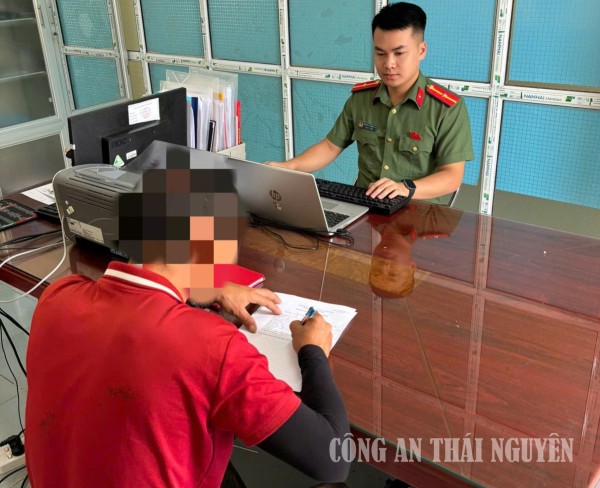 Công an xã làm việc với công dân bị nước ngoài trục xuất, trao trả về Việt Nam.