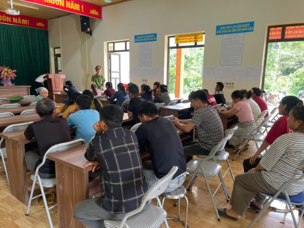 Công an xã Nghiên Loan tuyên truyền phòng, chống mua bán người