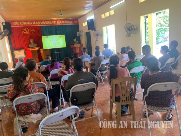Tuyên truyền pháp luật giao thông, hướng dẫn kỹ năng lái xe an toàn tại xã Văn Lăng
