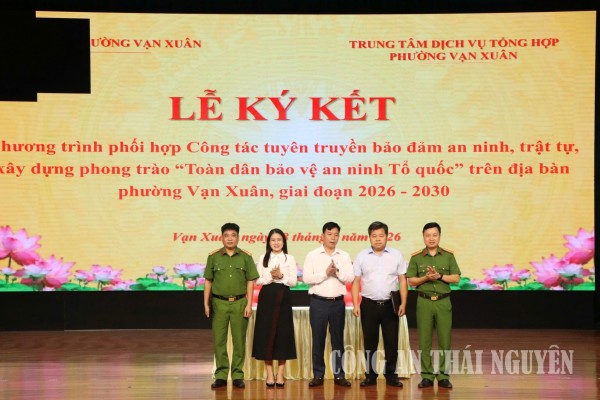 Công an phường Vạn Xuân ký kết chương trình phối hợp tuyên truyền bảo đảm an ninh, trật tự.
