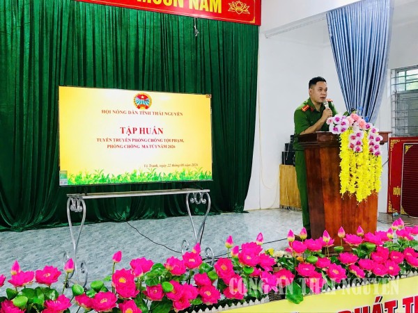 Công an xã phối hợp với Hội nông dân xã tuyên truyền phòng, chống tội phạm và tệ nạn ma túy .