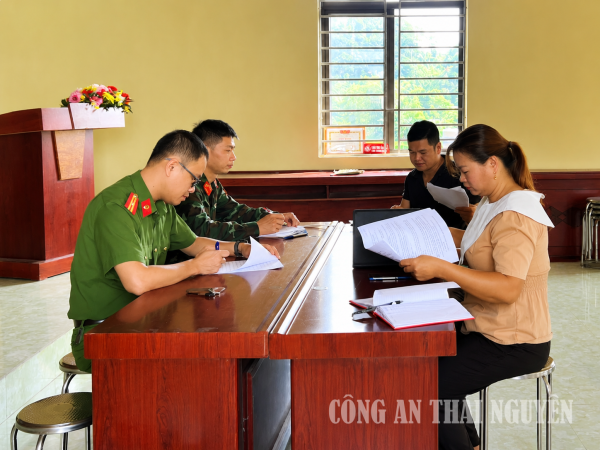 Công an xã và Ban Chỉ huy Quân sự xã phối hợp rà duyệt công dân thực hiện nghĩa vụ năm 2027.