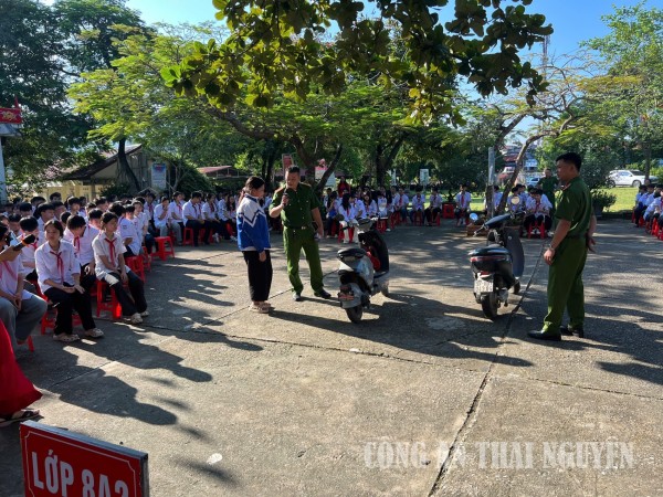 Tuyên truyền, hướng dẫn kỹ năng lái xe mô tô, xe gắn máy, xe đạp điện an toàn