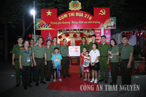 Sôi nổi Hội trại “Trăng yêu thương - Nâng bước em đến trường”